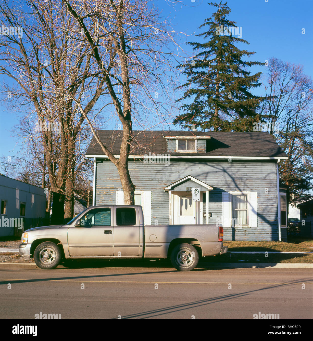 Silberne Pick-up-Truck geparkt auf der Straße vor einem kleinen grauen Haus, Fort Erie, Ontario Kanada Stockfoto