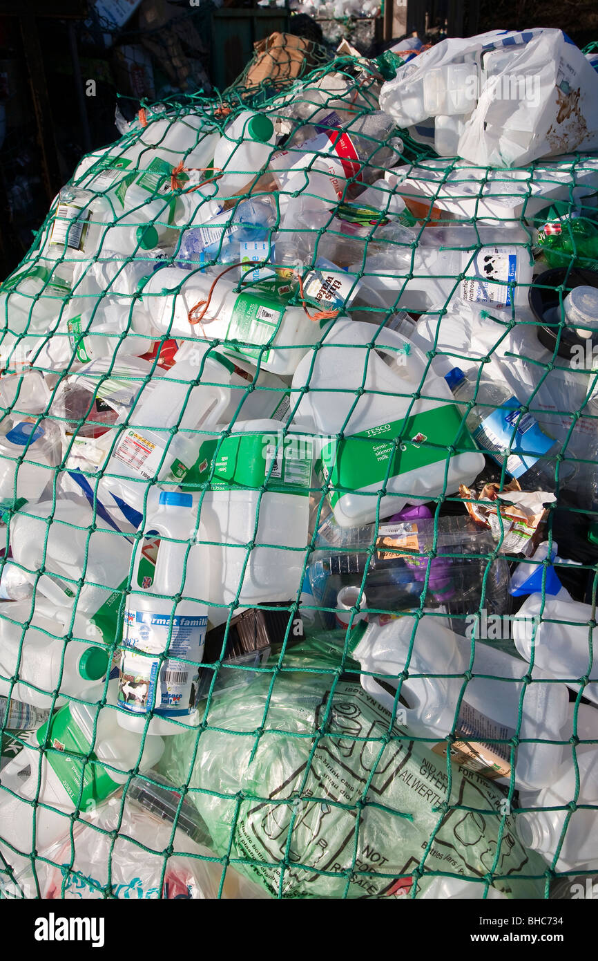Kunststoff-Abfälle zur Verwertung zur Wiederverwertung Sammelstation im Parkhaus UK Stockfoto