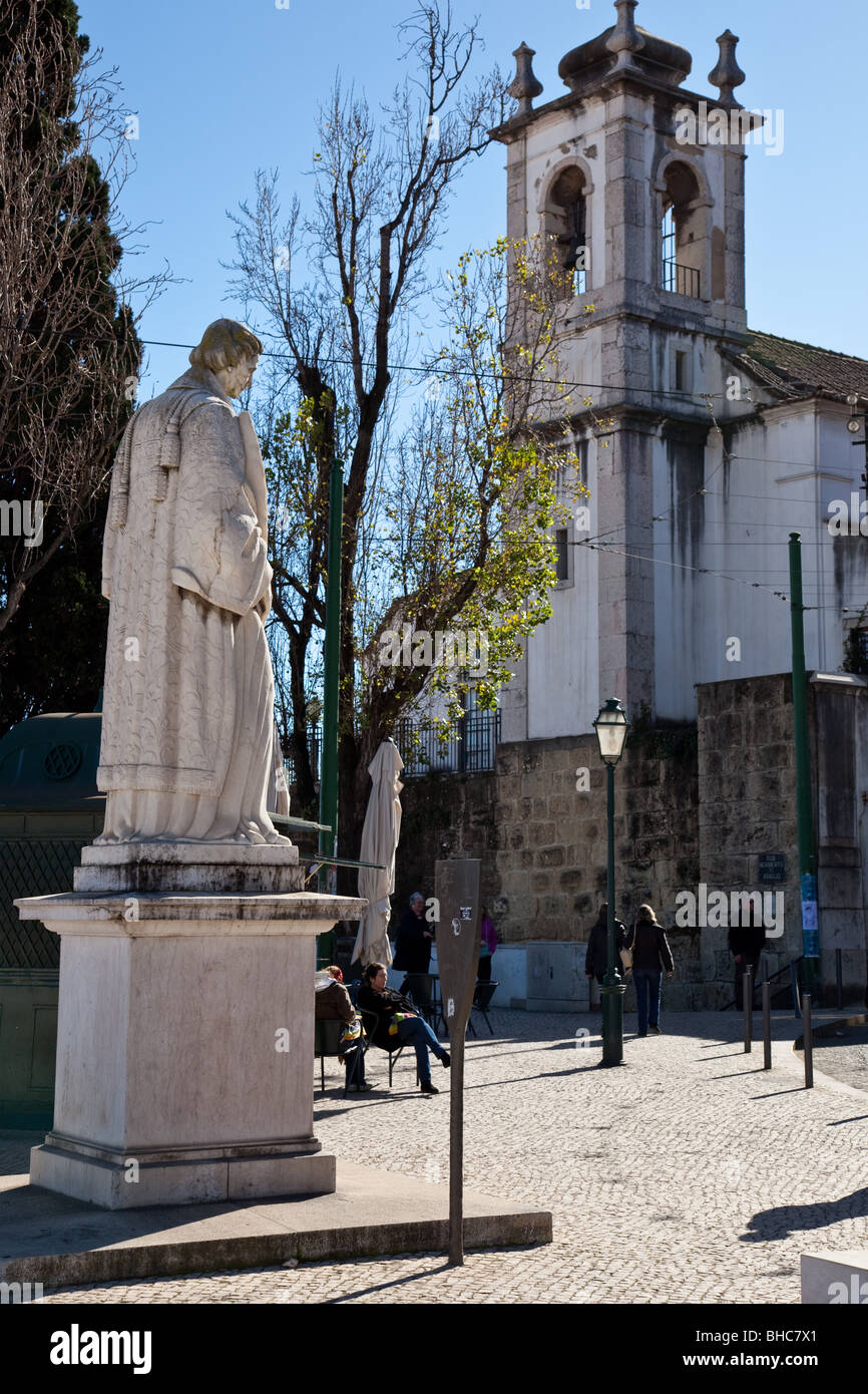 Miradouro Das Portas do Sol mit Sao Vicente-Statue und die Kirche Santa Luzia. Lissabon, Portugal. Stockfoto