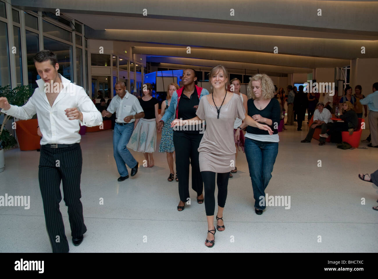 Paris, Frankreich, Teens Learning Dance Salsa, Line Dancing, Instruktoren, Gruppe von modernen Tänzern, Urlaub Spaß Stockfoto