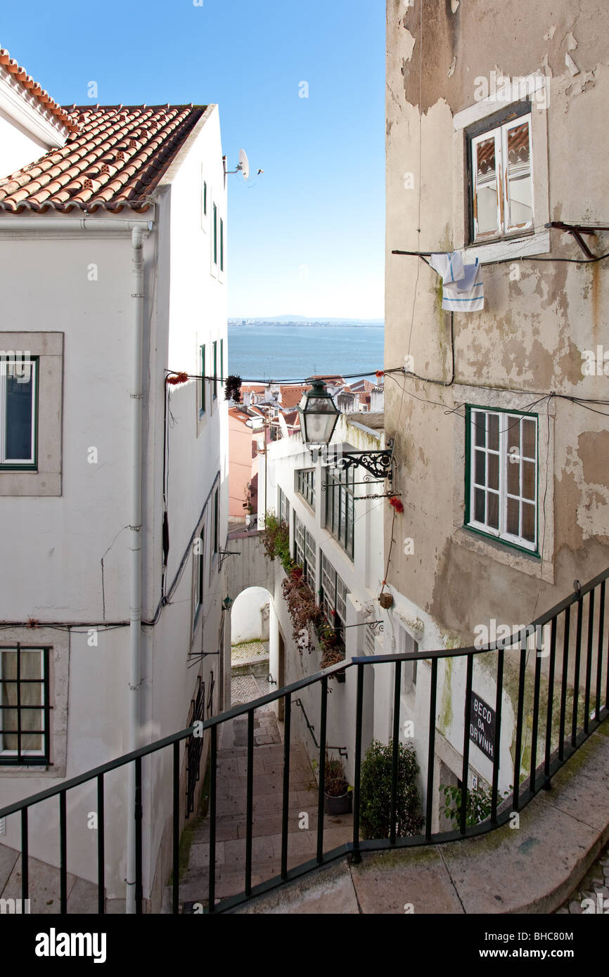 Einer der engen Gassen der Alfama mit typischen gepflasterten Treppen (Beco da Corvinha). Alfama, Lissabon, Portugal Stockfoto