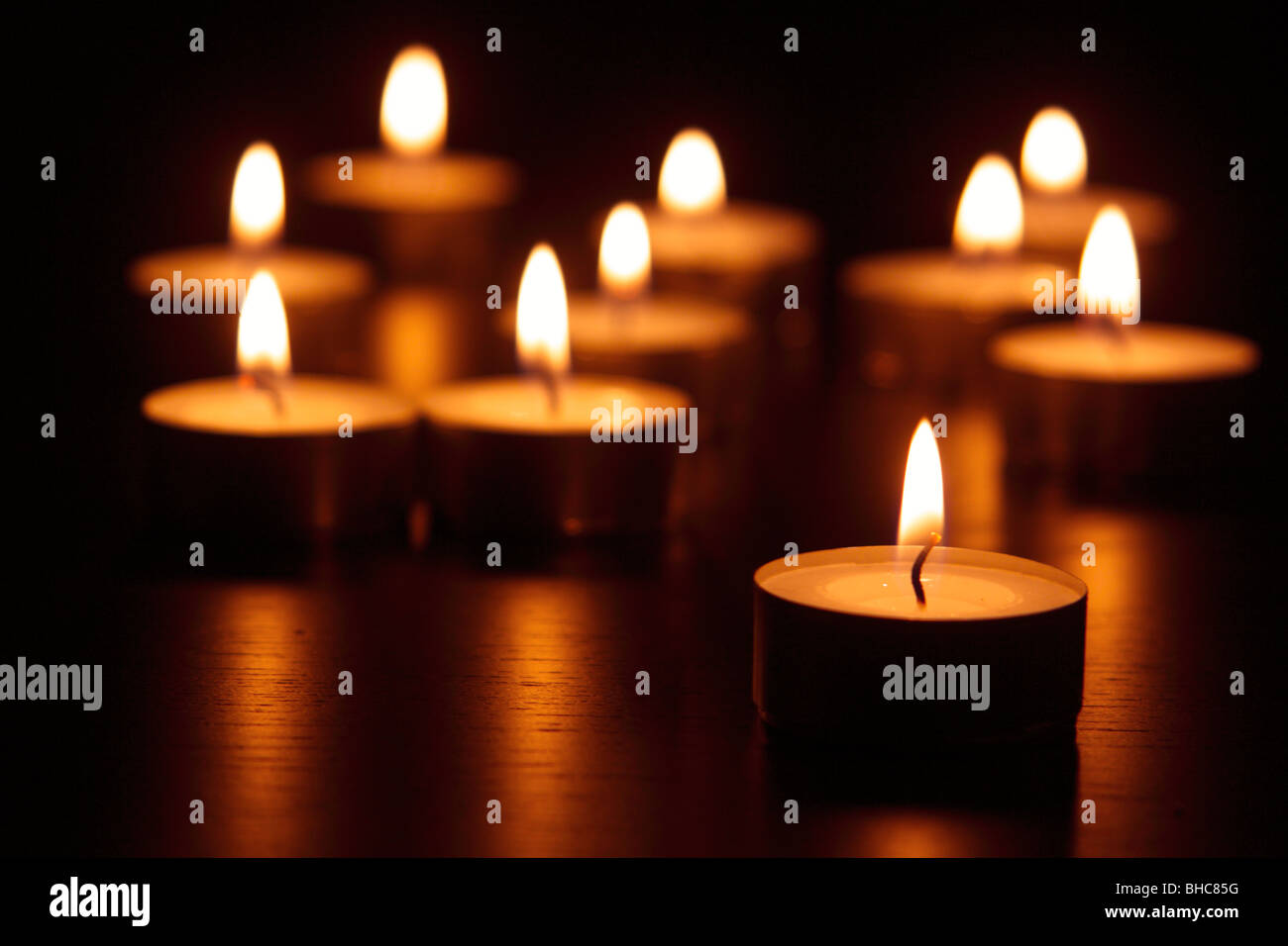 Kerzen auf dem Tisch. Stockfoto