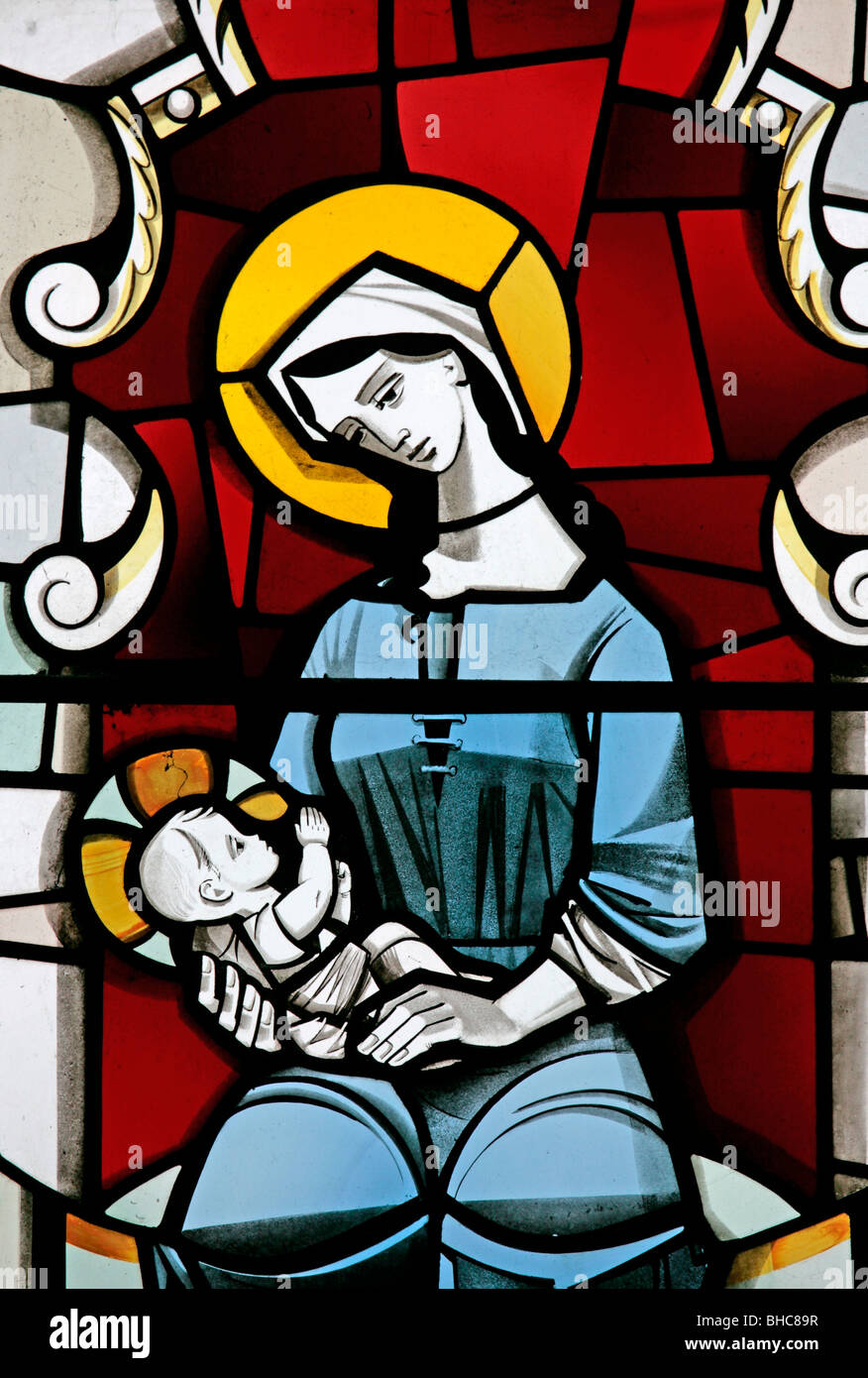 Detail aus einem modernen Glasmalerei-Fenster Darstellung Maria und Jesus, von Harry Harvey, Str. Marys Kirche, Leake, North Yorkshire Stockfoto
