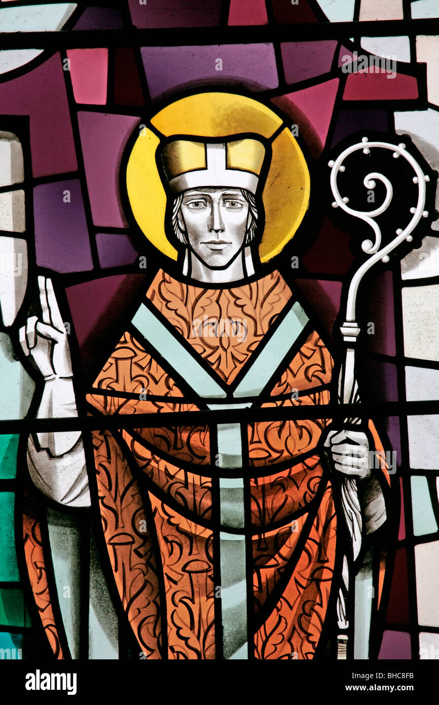 Ein Buntglasfenster mit Saint Cuthbert, Str. Marys Kirche, Leake, North Yorkshire. Fenster von Harry Harvey von York Stockfoto