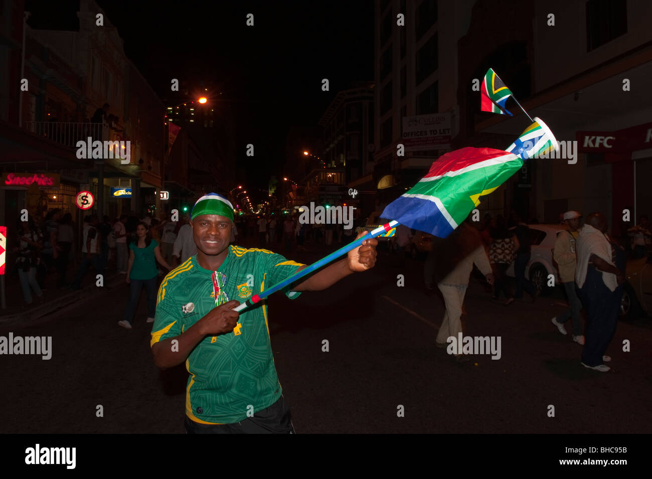 Südafrikanische Fußball fan mit Vuvuzela und Flagge FIFA Fan-Meile in Cape Town, South Africa Stockfoto