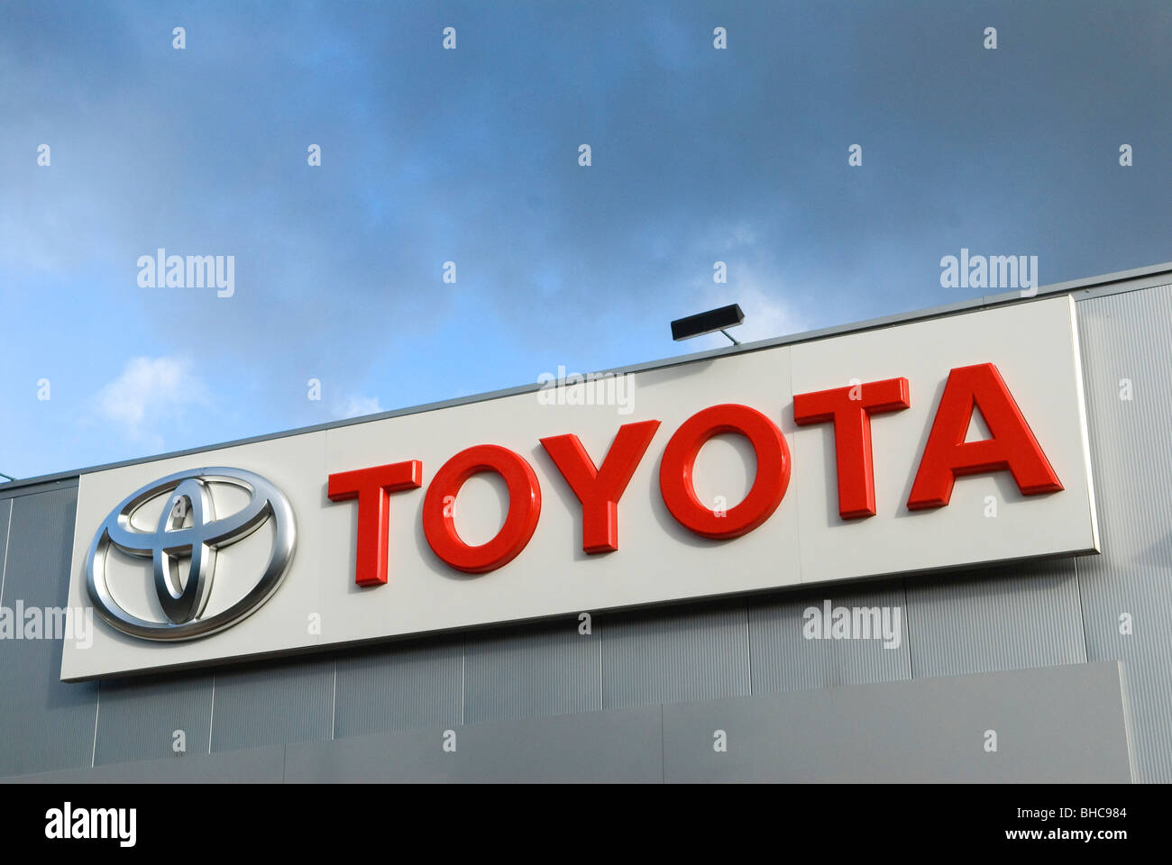 Toyota Auto Verkaufsfläche Beschilderung. London UK 2010. HOMER SYKES Stockfoto