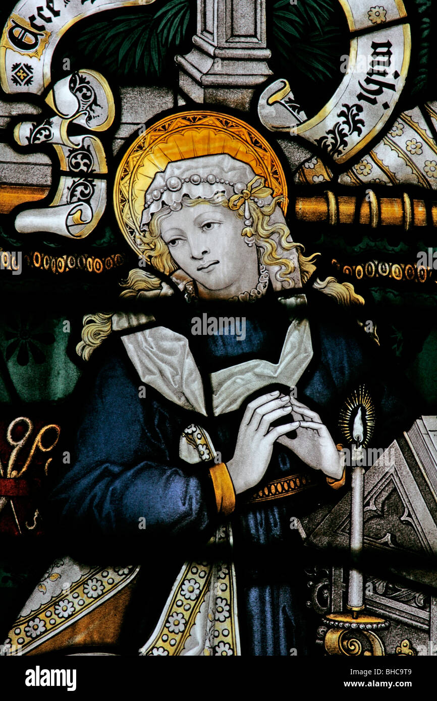 Ein Glasfenster von C E Kempe, Darstellung der Jungfrau Maria bei der Verkündigung, Kirkby Knowle Kirche, North Yorkshire Stockfoto