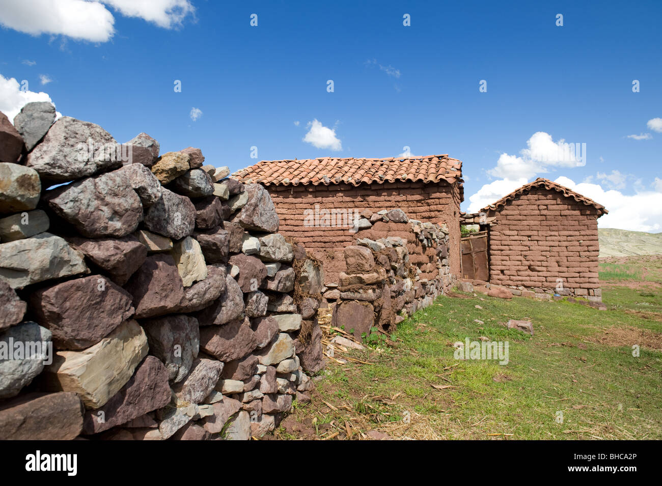 Adobe-Häusern in Maragua, Jalqa indigenen Gemeinschaft in Bolivien, in der Nähe von Sucre. Jalqa sind Quechua sprechende Menschen. Stockfoto