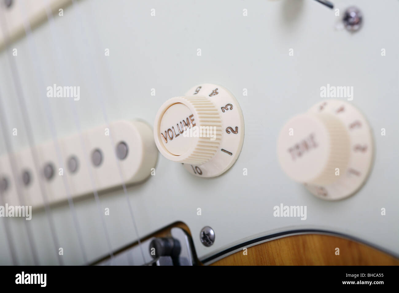 Volume und Tone Regler auf einer Fender Stratocaster-Gitarre  Stockfotografie - Alamy