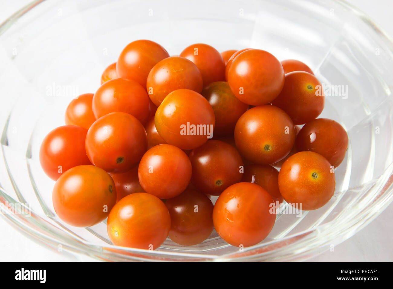 Cherry-Tomaten in eine Glasschüssel Stockfoto