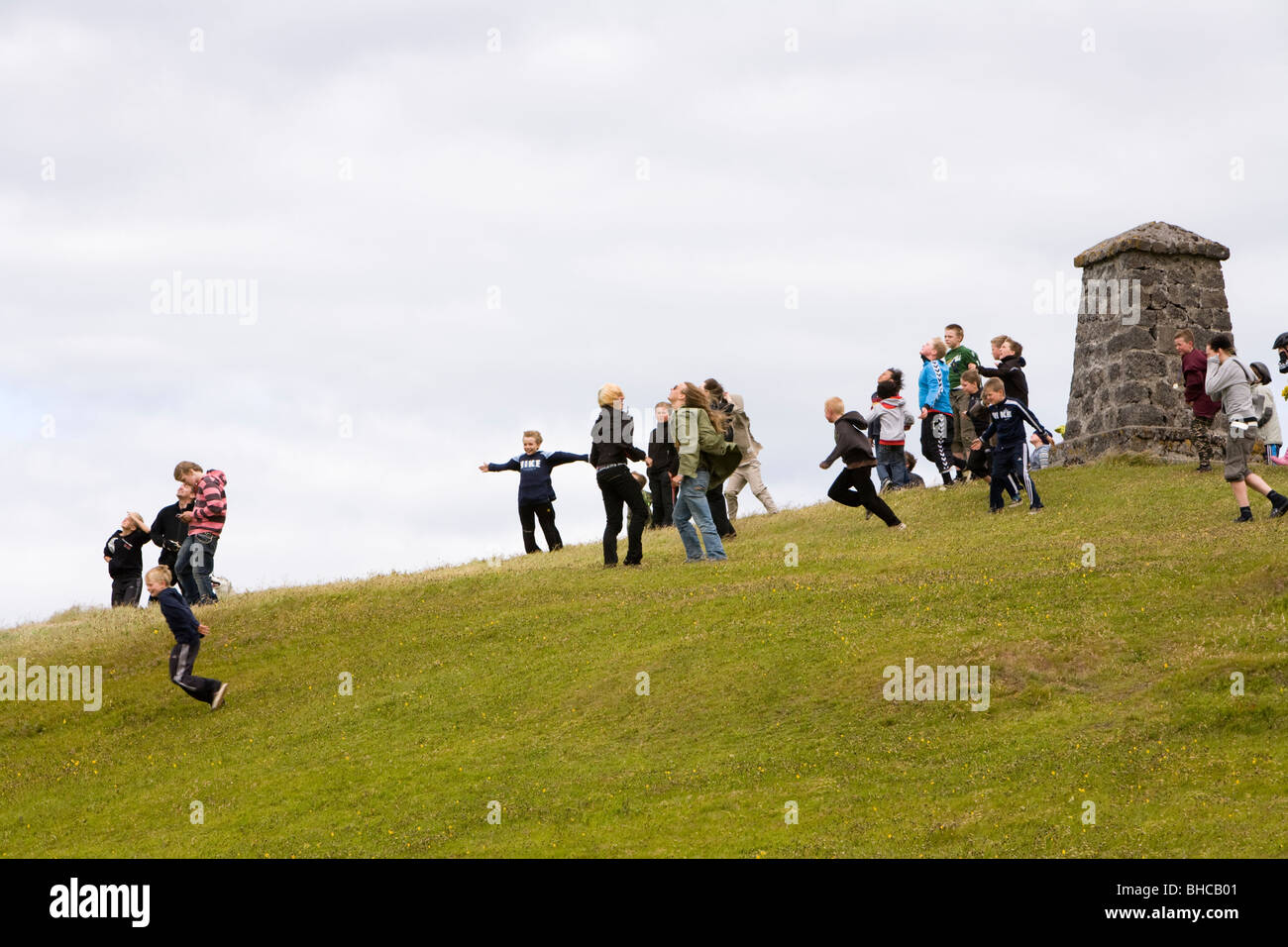 Von der isländischen Küstenwache Hubschrauber überfliegt Vogar in Vatnsleysustrond, Island. Stockfoto