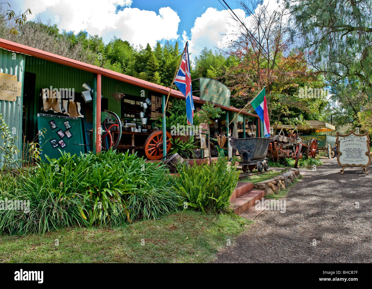 Ein einzigartiges Geschäft fast wie Museum mit Artikeln von exquisiten Andenken an vergangene Ära in Südafrika Pilger Rest. Stockfoto