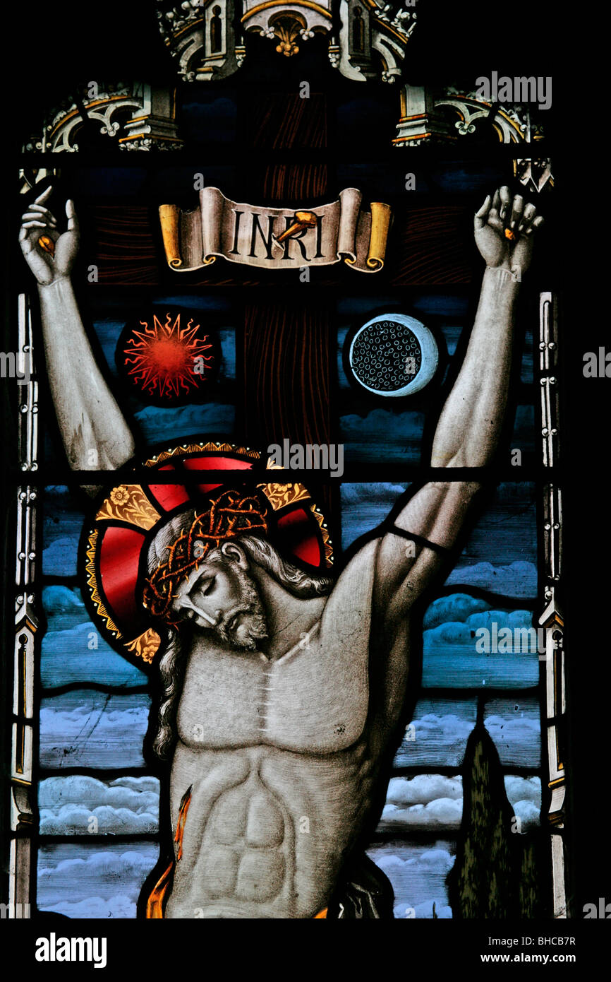 Detail aus einem Glasfenster, die Darstellung der Kreuzigung, über Silton Kirche, North Yorkshire Stockfoto