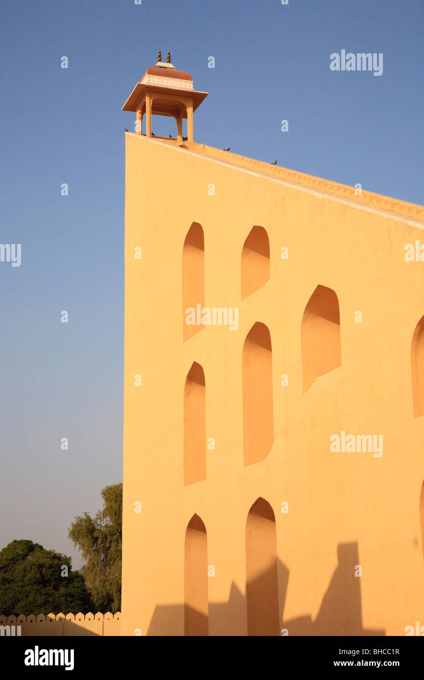 Ein 'Time of Day'-Messinstrument in Jantar Mantar, Jaipur, Indien Stockfoto