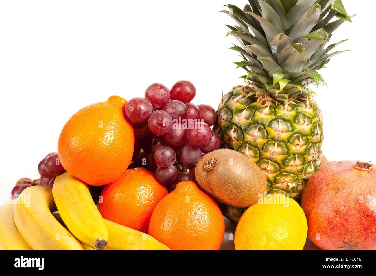 Sehr detailliertes Bild von einem Haufen von köstlichen tropischen Früchten isoliert auf weiss Stockfoto