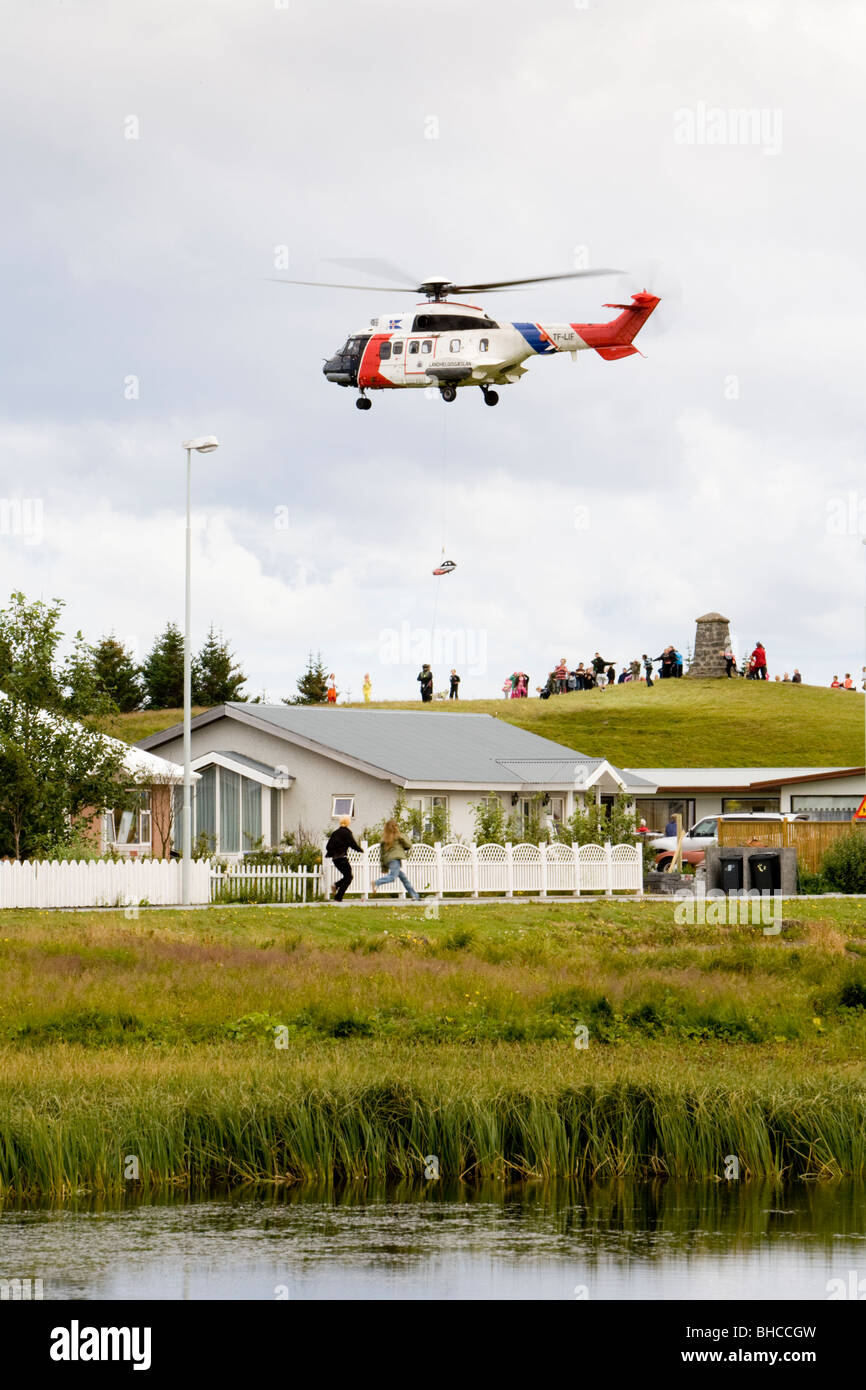 Helikopter FromThe, die isländische Küstenwache Vogar in Vatnsleysustrond, Island überfliegt. Stockfoto