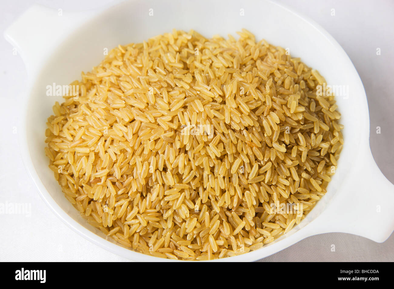 Brauner Reis in eine Schüssel Stockfoto