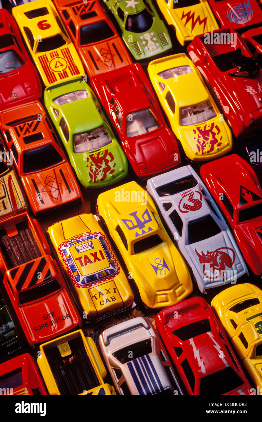 Reihen von Spielzeugautos Stockfoto