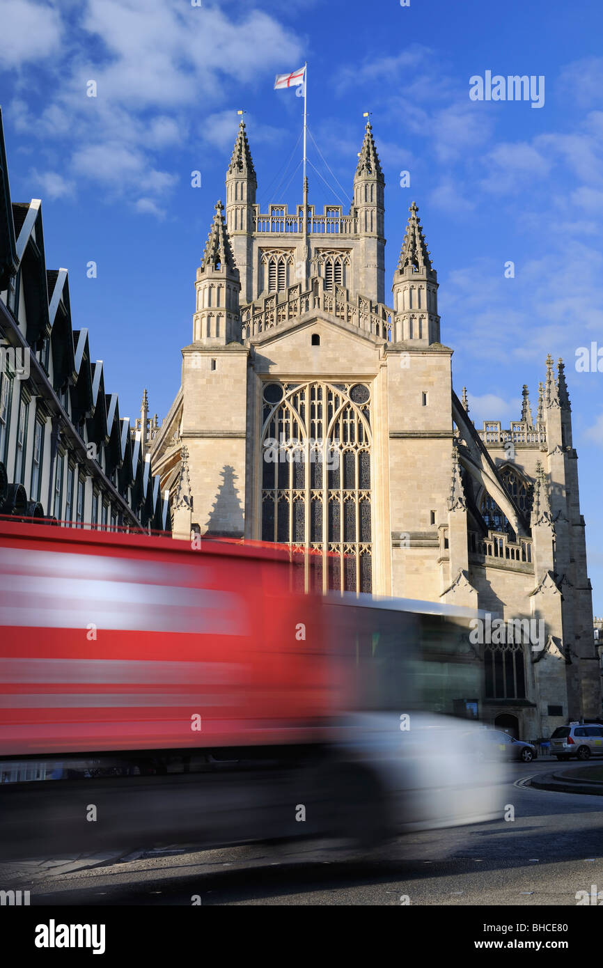 Stadtverkehr - ein großer LKW fährt vorbei an der historischen Abtei in Bath, Somerset - England Stockfoto