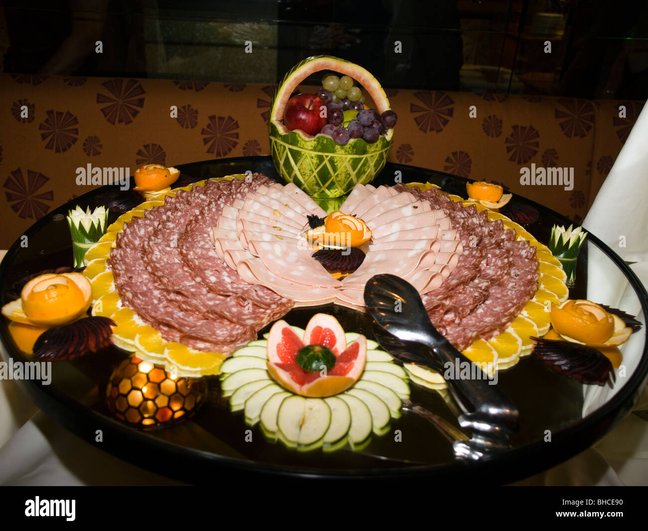 Essen am Buffet Teller- Stockfoto