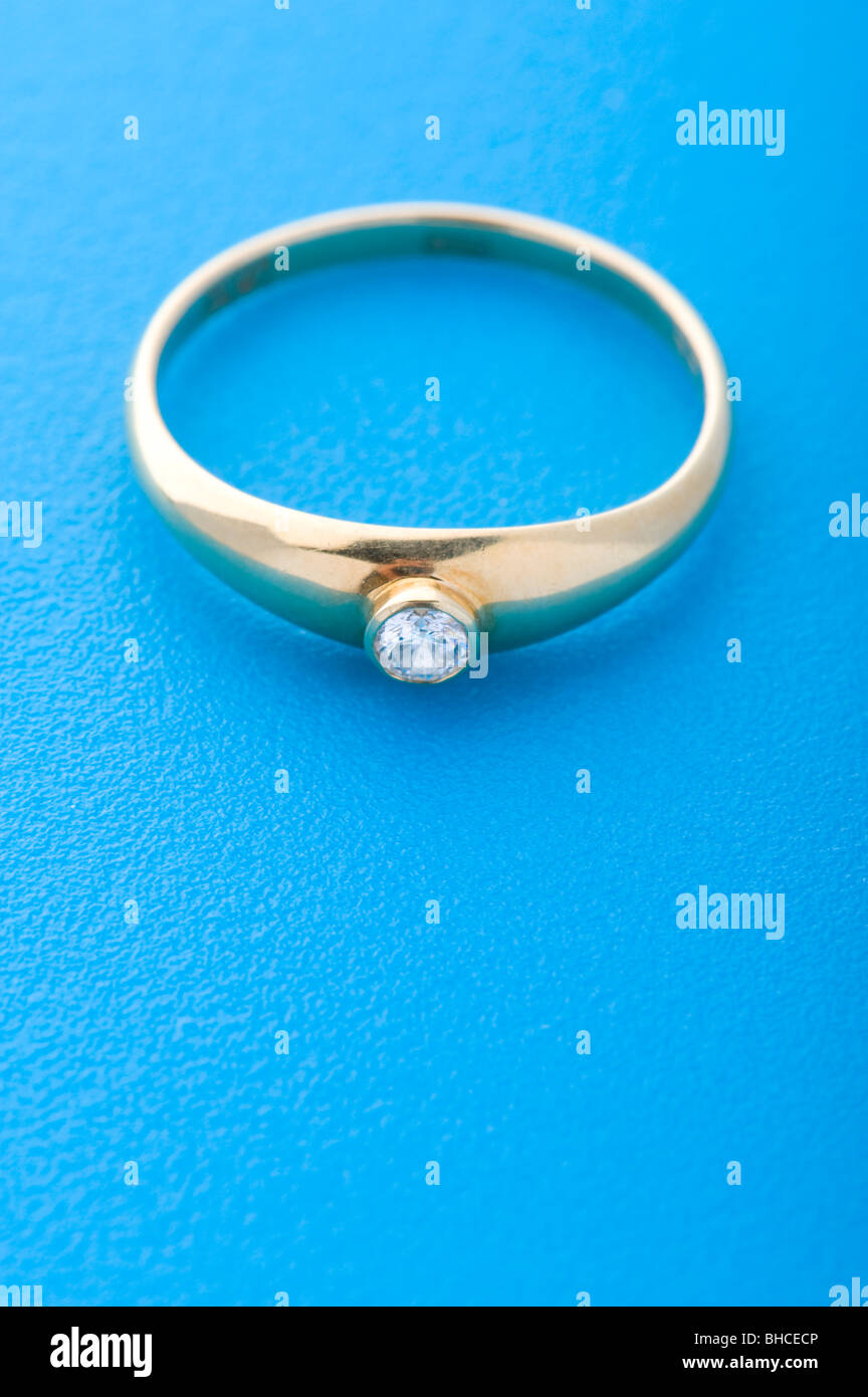 Objekt auf Blau - Gold Ringe hautnah Stockfoto