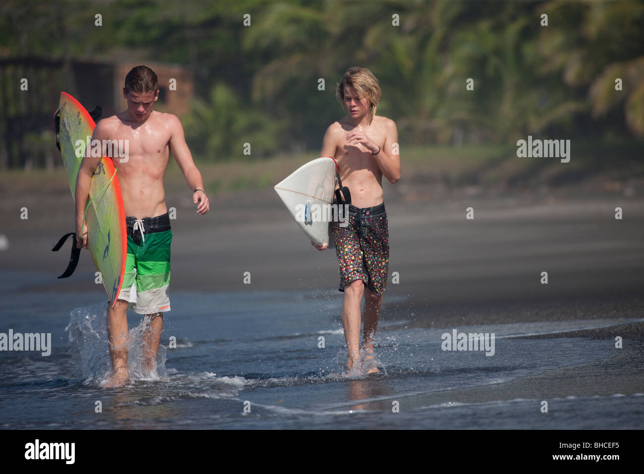 Surfer am Strand von Marbella in Costa Rica, Mittelamerika Stockfoto