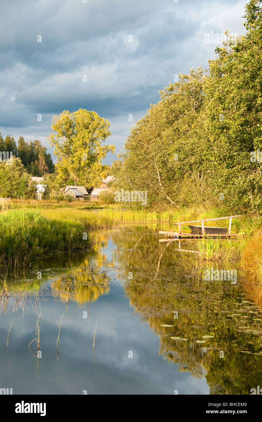 Fluss-Reflexionen, Sominka Fluss, Gebiet Leningrad, Russland Stockfoto