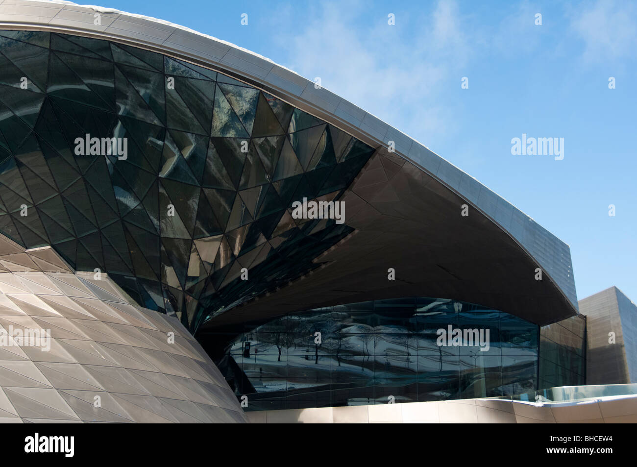 Die moderne Architektur der BMW Welt in München mit dem Schnee bedeckt Szene reflektiert in seinen Fenstern. Deutschland. Stockfoto