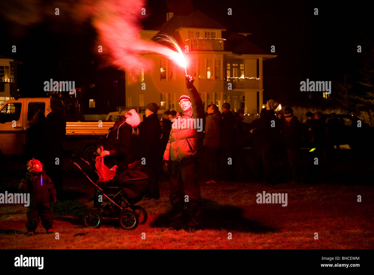 Familie auf New Years Eve, Vater hält eine Fackel. Aegissida, Reykjavik Island Stockfoto