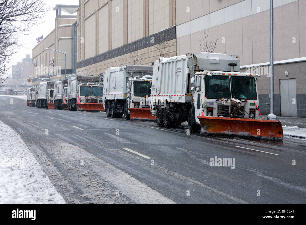 Eine Reihe von Schneepflüge von der Abteilung für Hygiene wartet das Blizzard schlechte Wetter ankommen wie Schnee auf t ansammeln, ist Stockfoto