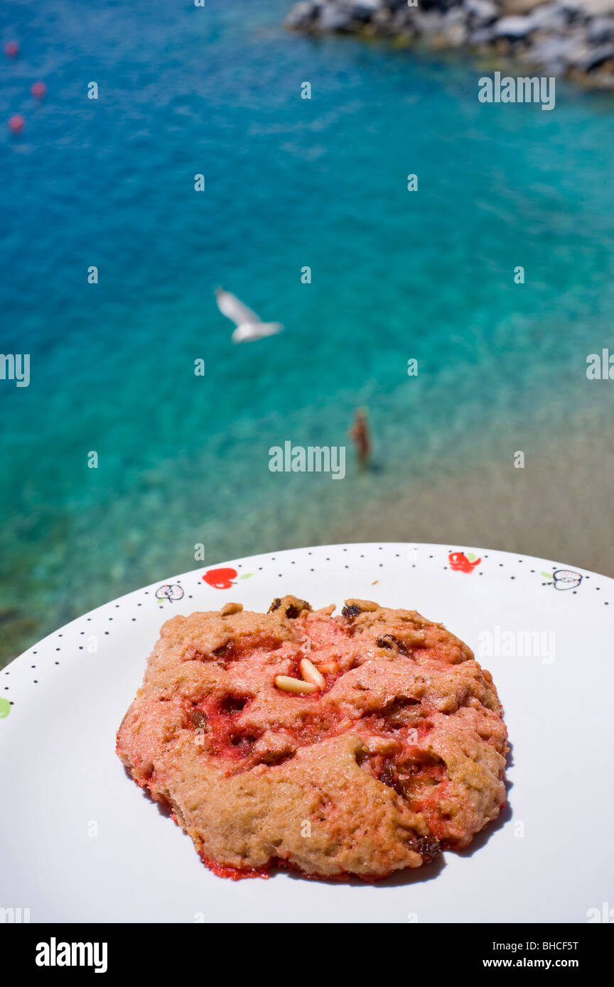Typische Elba-Dessert mit Blick aufs Meer Stockfoto