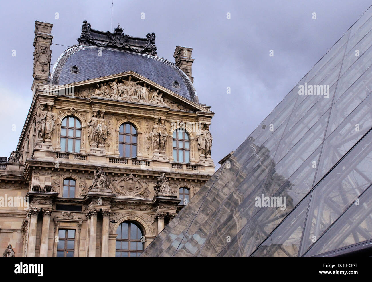 Außenseite des Louvre und Glaspyramide Stockfoto