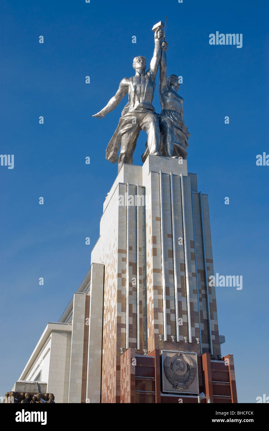 Denkmal für Arbeiter und Bäuerin des sowjetischen Bildhauers Vera Muhina. Gegründet 1937 und im Jahr 2009 restauriert. Moskau, Russland Stockfoto