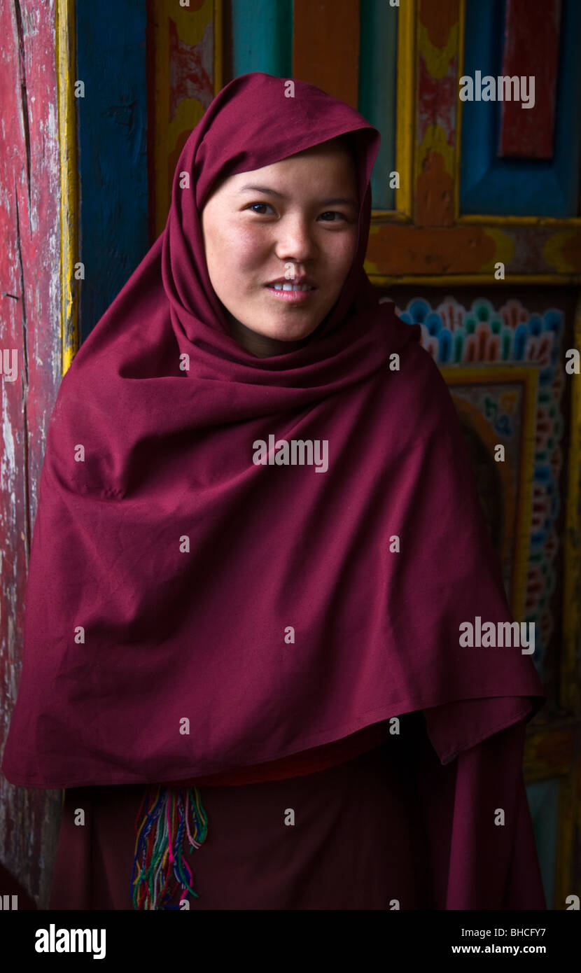 Eine Nonne lebt ein traditionelle klösterliches Leben studieren den Dharma auf einem abgelegenen tibetischen buddhistischen Kloster - NEPAL HIMALALA Stockfoto