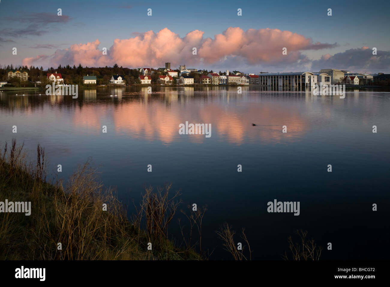 Tjörnin-Sees und Rathaus von Reykjavik bei Sonnenaufgang, Innenstadt von Reykjavik Island Stockfoto