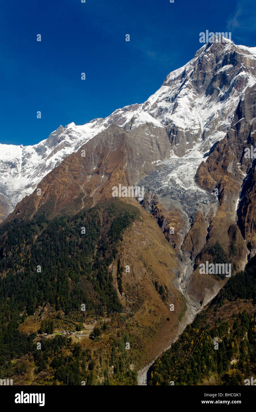Himalaya-Gipfel und ein buddhistisches Kloster in NUPRI Umgebung - MANASLU TREK, NEPAL Stockfoto