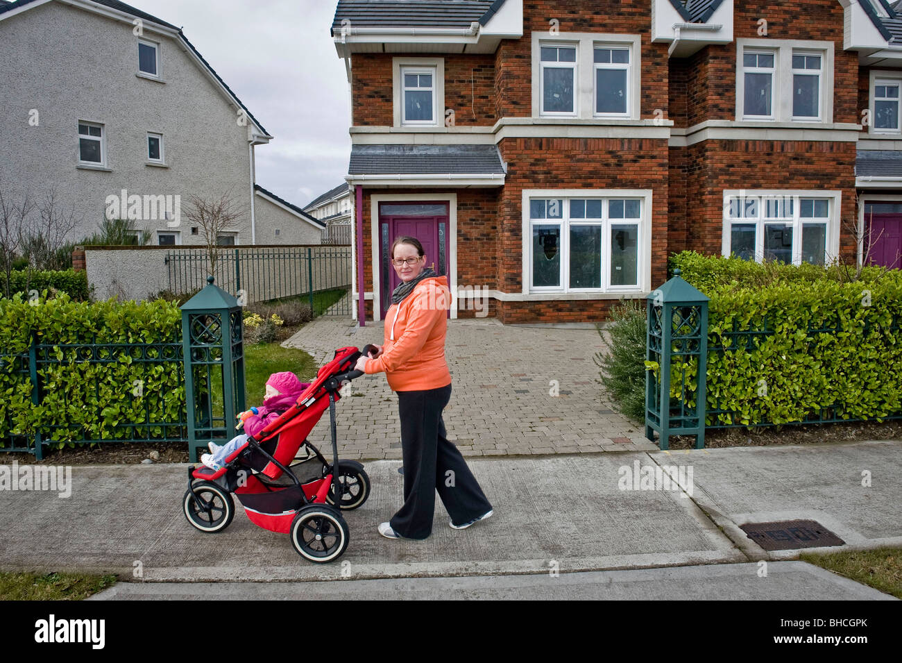 Ghost Estates in Dublin. Leereinheiten in Castlemoyne, Dublin 13. Julie Walsh (32) mit ihrer Tochter Lily (2) zu Fuß in ihre des Stockfoto
