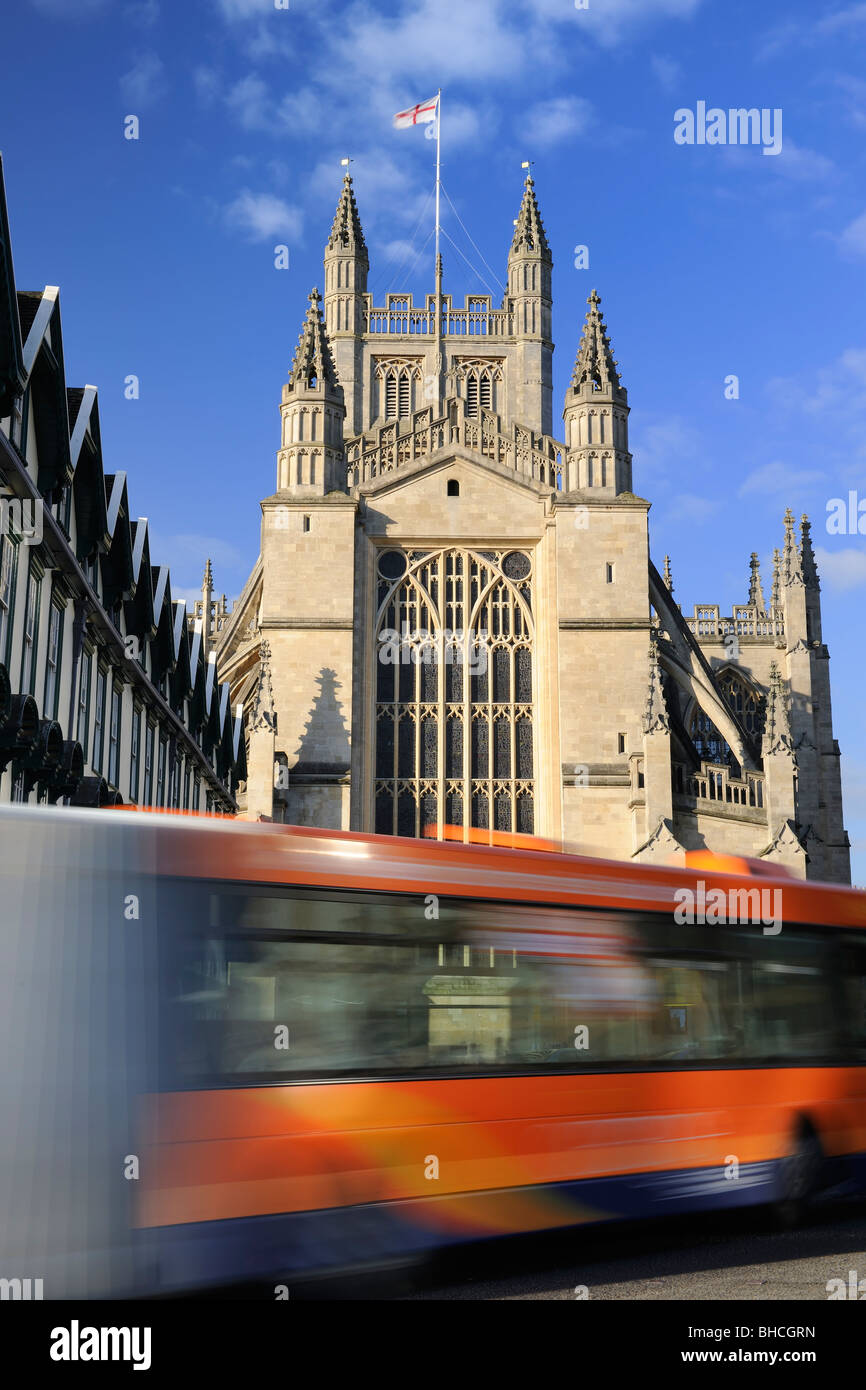 Stadtverkehr - ein großer Bus fährt vorbei an der historischen Abtei in Bath, Somerset - England Stockfoto
