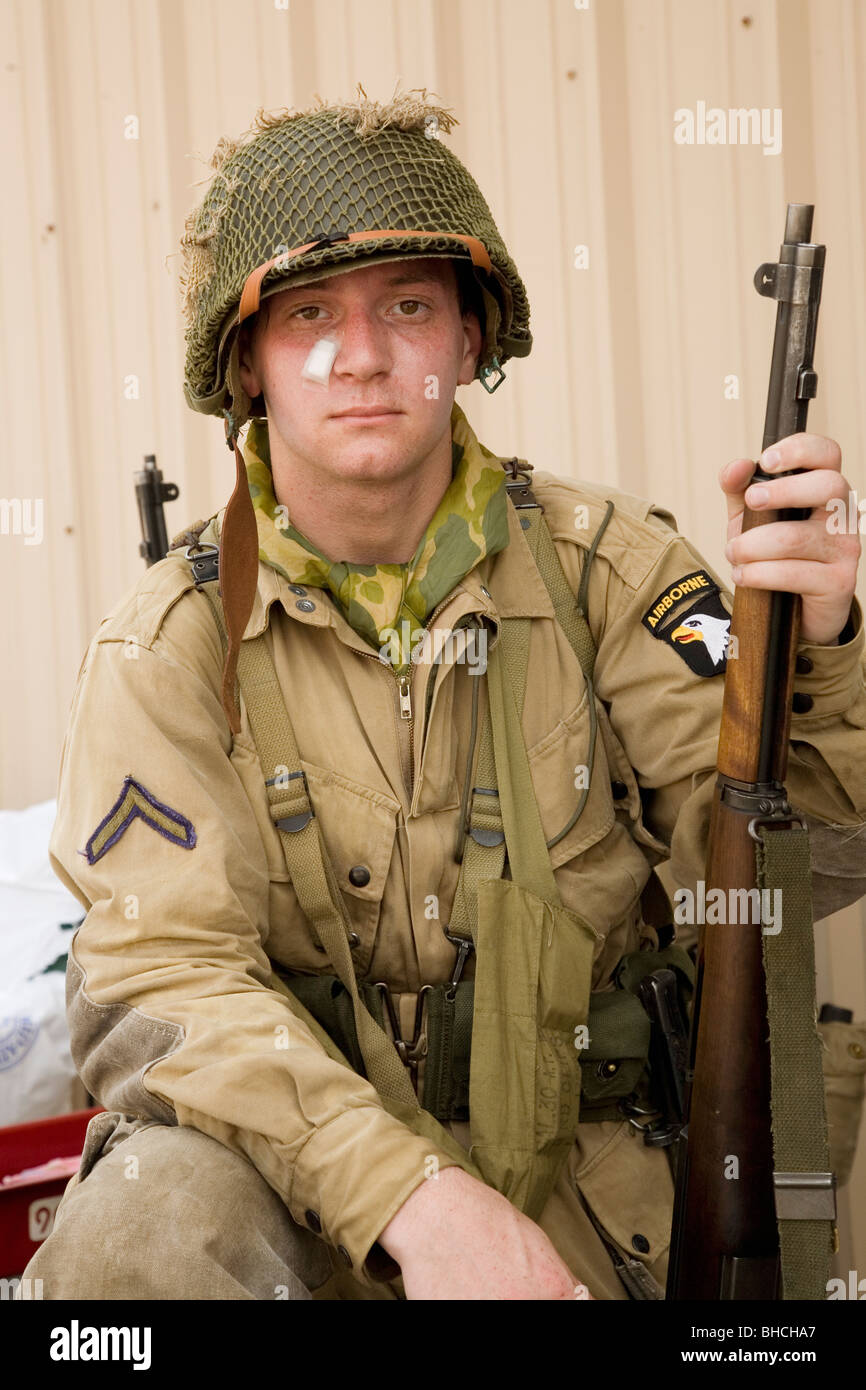 GI Joe Infantryman posiert mit Gewehr und authentische Heftpflaster am Mid-Atlantic Air Museum des zweiten Weltkriegs Wochenende und Reenactment Stockfoto