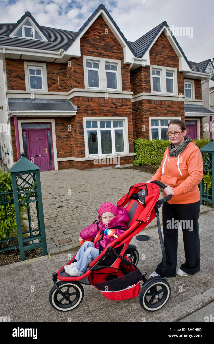 Ghost Estates in Dublin. Leereinheiten in Castlemoyne, Dublin 13. Julie Walsh (32) mit ihrer Tochter Lily (2) Stockfoto