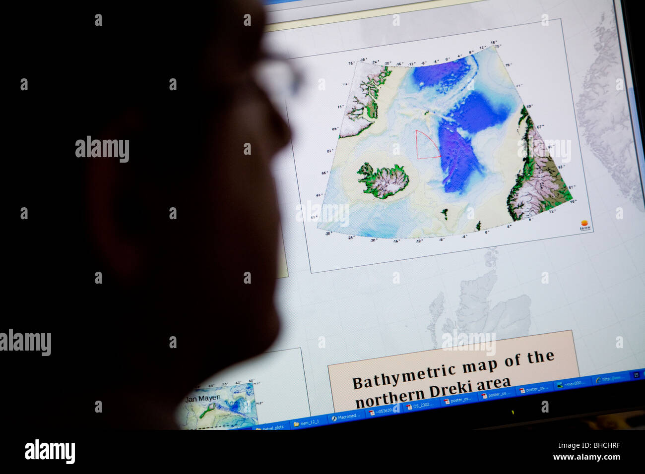 Thorarinn S. Arnarson, Ozeanograph und Kohlenwasserstoff Licensing Manager zeigt eine Karte des Gebiets Dreki. NEA in Reykjavik, Island Stockfoto