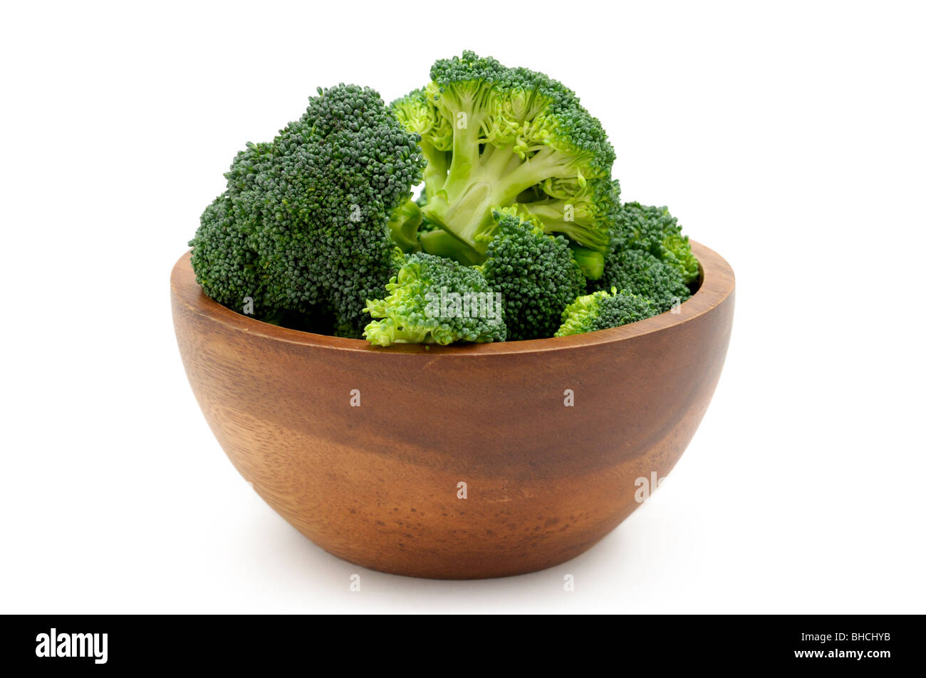 Frischen rohen Brokkoli in eine Schüssel geben Stockfoto