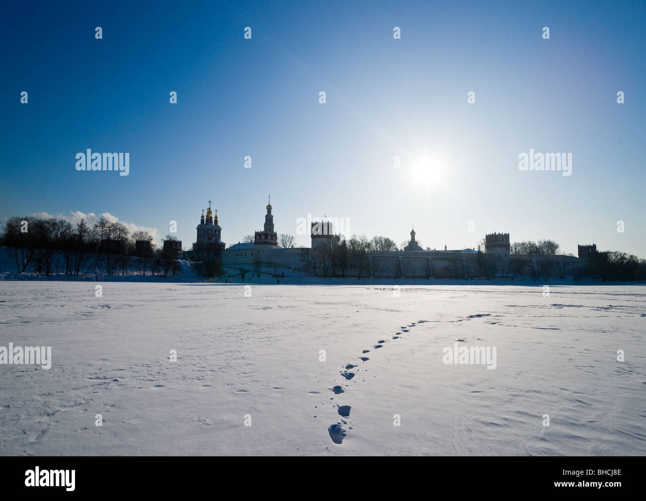 Blick auf Nowodewitschi-Kloster in Moskau über den großen Teich Stockfoto