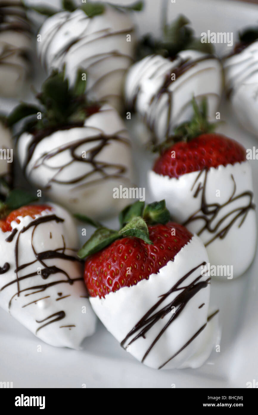 Erdbeeren, eingetaucht in weißer Schokolade, Mister Apple, French Quarter, New Orleans, Louisiana, USA Stockfoto