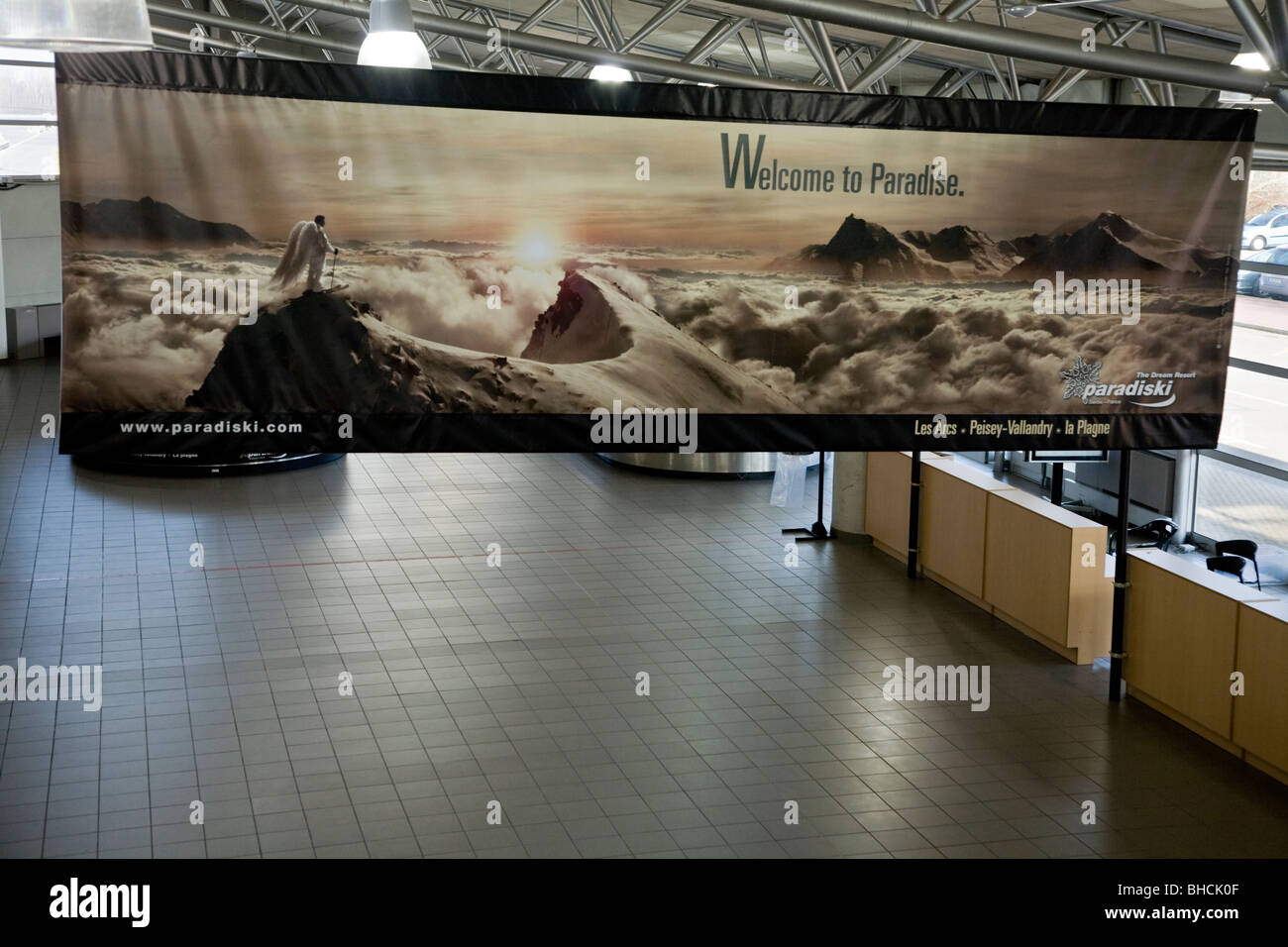 Innenraum des Terminals von Chambery Flughafen, mit einer Darstellung der Werbung für den alpinen Skilauf. Frankreich. Stockfoto