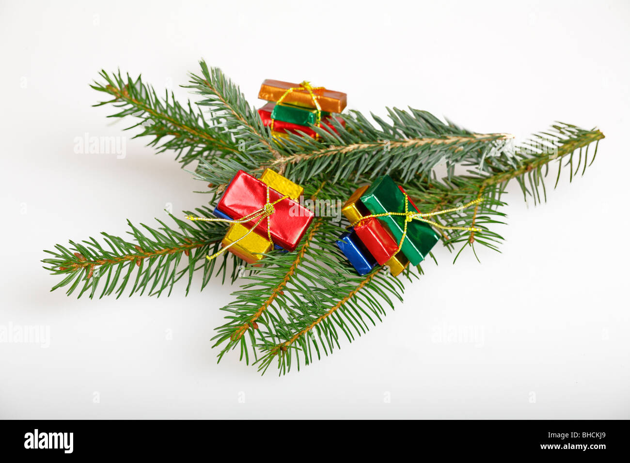 Weihnachts-Dekoration mit Tannenzweig und bunten kleinen Schokoladen Pakete  Stockfotografie - Alamy