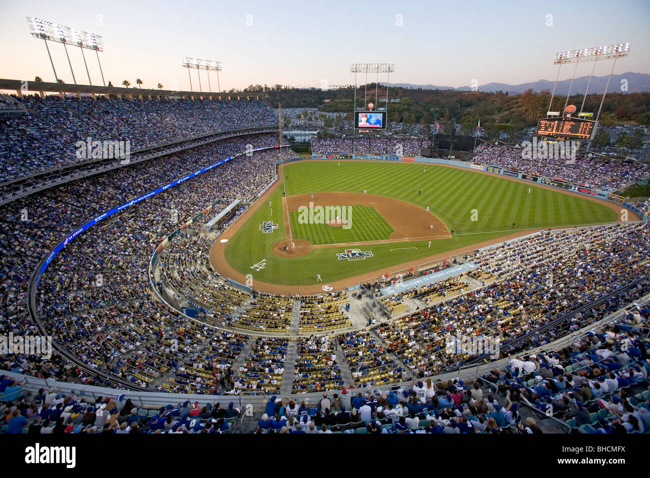 Tribünen mit Blick auf Home-Plate am National League Championship Series (NLCS), Dodger Stadium, Los Angeles, CA Stockfoto