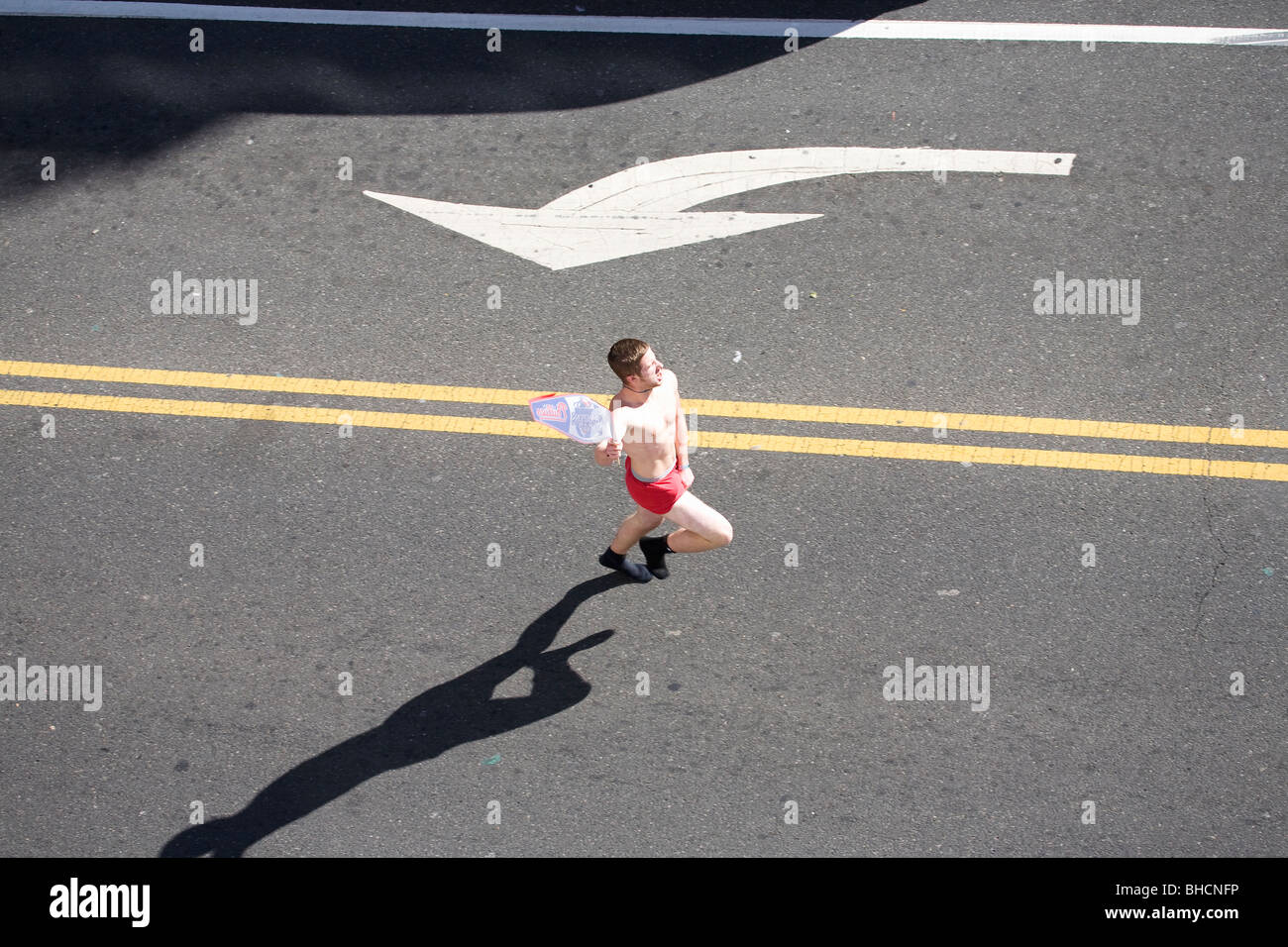 Einzelne Läufer läuft in roten Hosen laufen und feiern Phillies World Series Sieg 31. Oktober 2008 mit parade Stockfoto