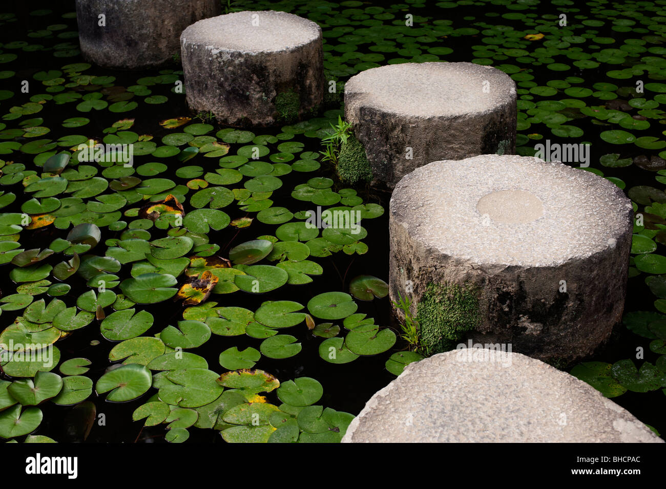 Trittsteine bilden die berühmte Garyukyo-Brücke, die über den Teich im Garten in Kyoto Heian-Schrein führt. Stockfoto