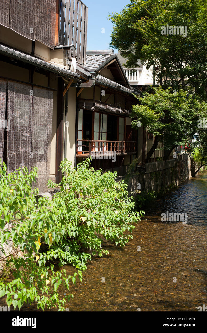 Häuser entlang Kyotos Shirakawa Minami von der Brücke in der Mitte der Hashimoto-Cho, Higashiyama Stockfoto